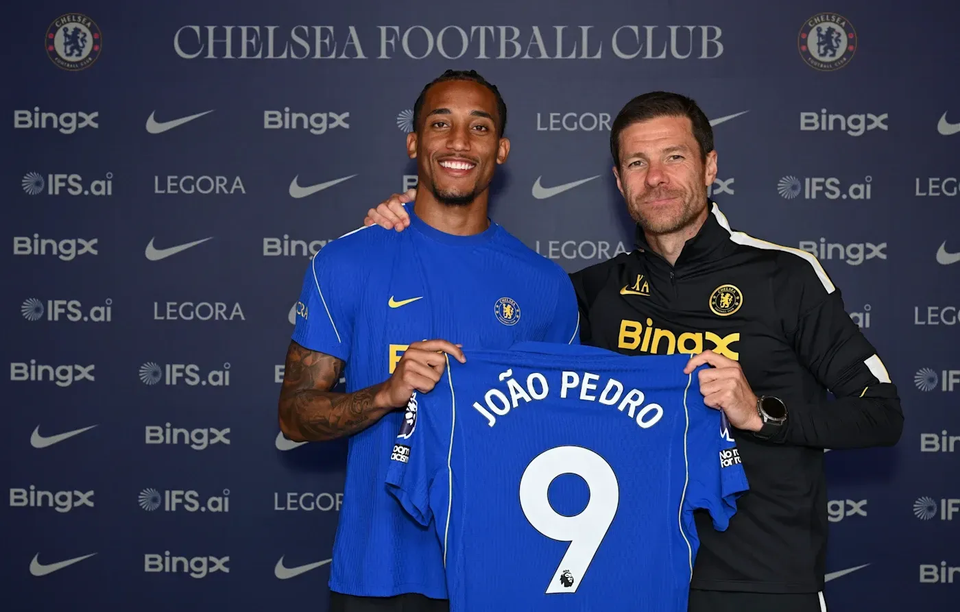 Oficial: Avançado brasileiro renova com o Chelsea